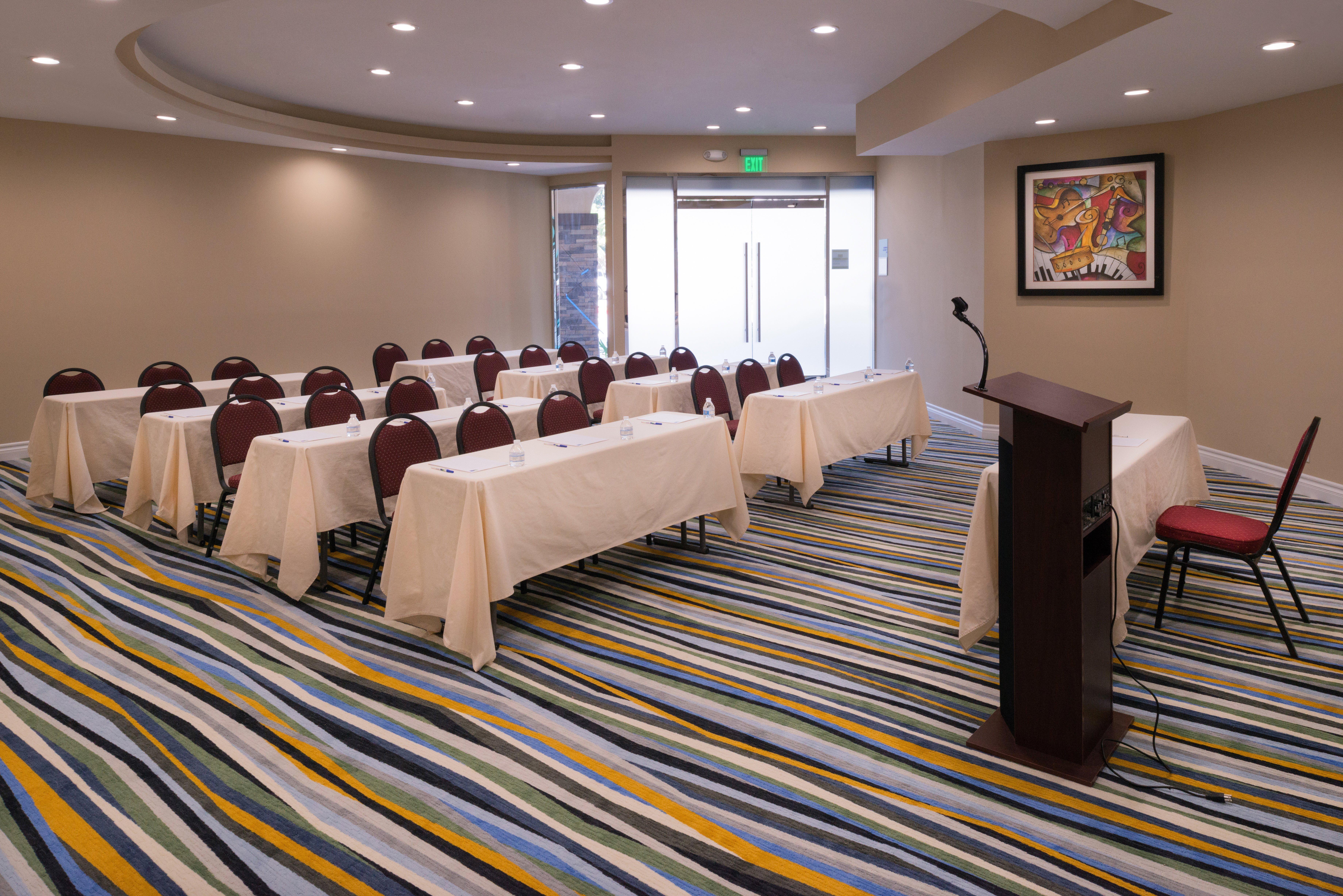 Holiday Inn Express & Suites Pasadena - Los Angeles By Ihg Экстерьер фото